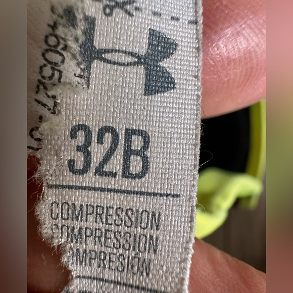 🛍️ Under Armoure Compression sports bra size 32-B - Picture 2 of 4